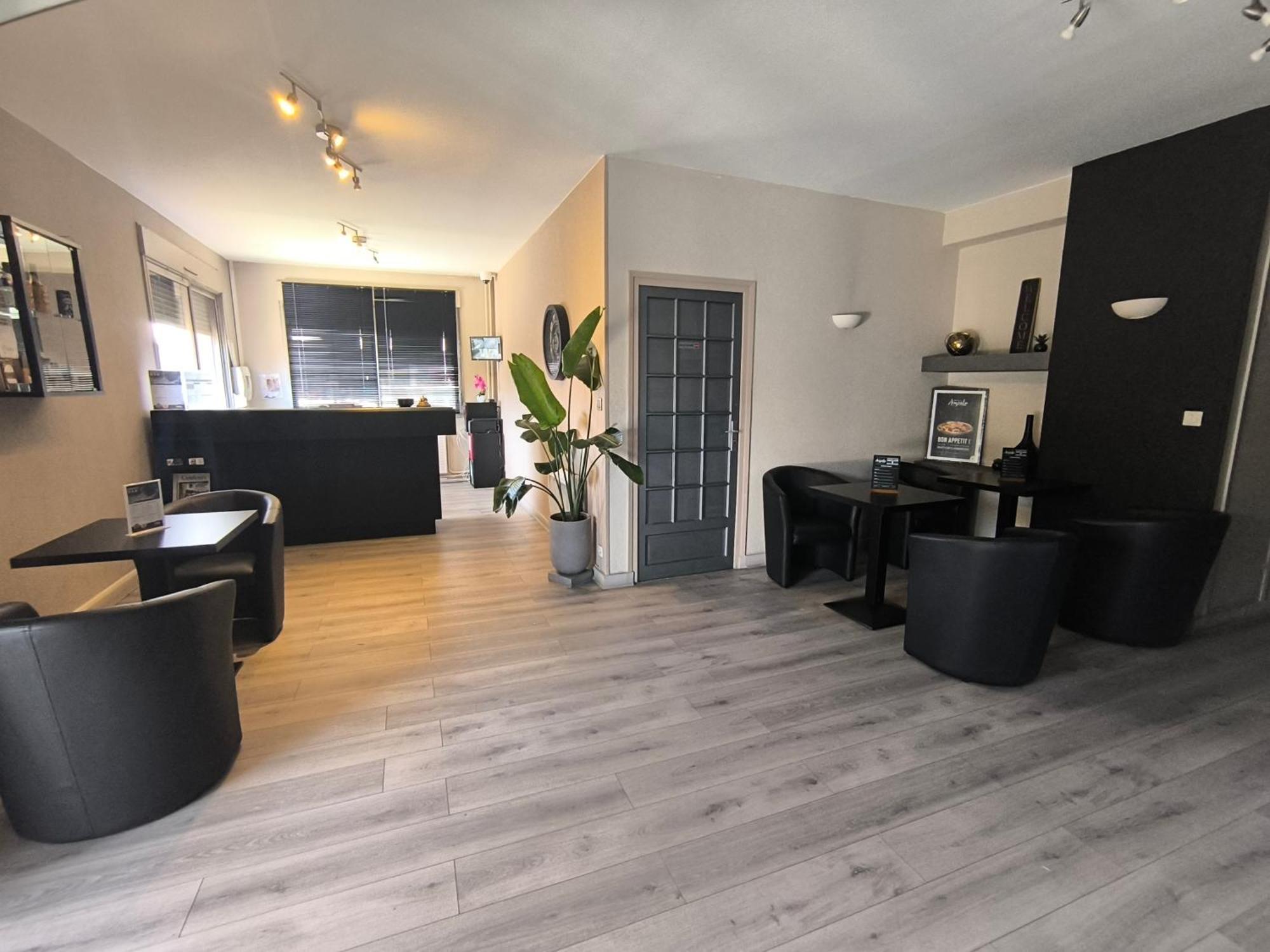 Adonis Lyon Est Hôtel Artys Saint-Priest-en-Jarez Exterior foto